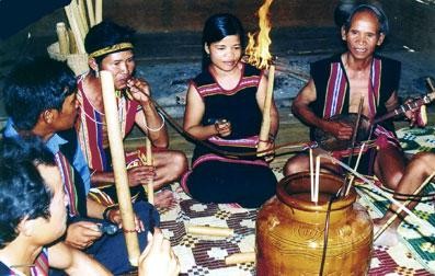 Sử thi Tây Nguyên dự kiến được lập hồ sơ trình UNESCO giai đoạn từ nay đến 2016 - ảnh 1